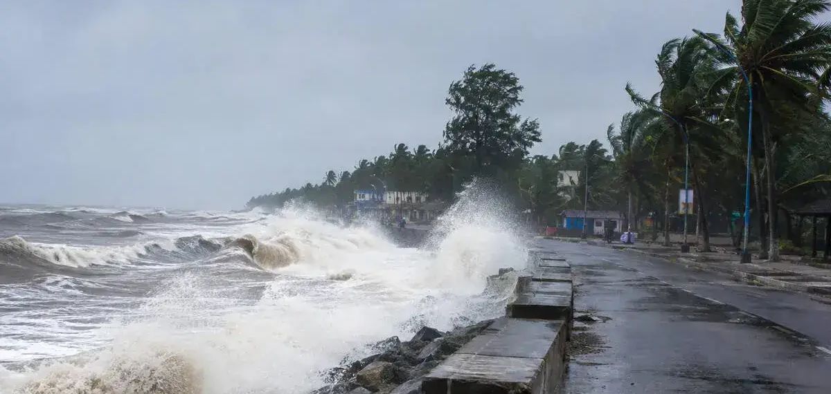 കടലാക്രമണ സാധ്യത; കേരളതീരത്ത് റെഡ് അലേര്ട്ട്, പ്രത്യേക ജാഗ്രതാ നിര്ദേശം