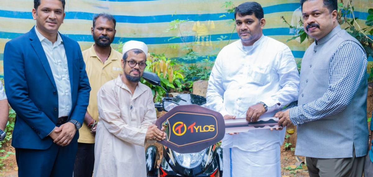 സഹായിക്കാമോ എന്ന് ചോദ്യം; ആ സങ്കടം യൂസഫലി കേട്ടു; ഭിന്നശേഷി യുവാവിന് ഇലക്ട്രിക് സ്കൂട്ടർ സമ്മാനം