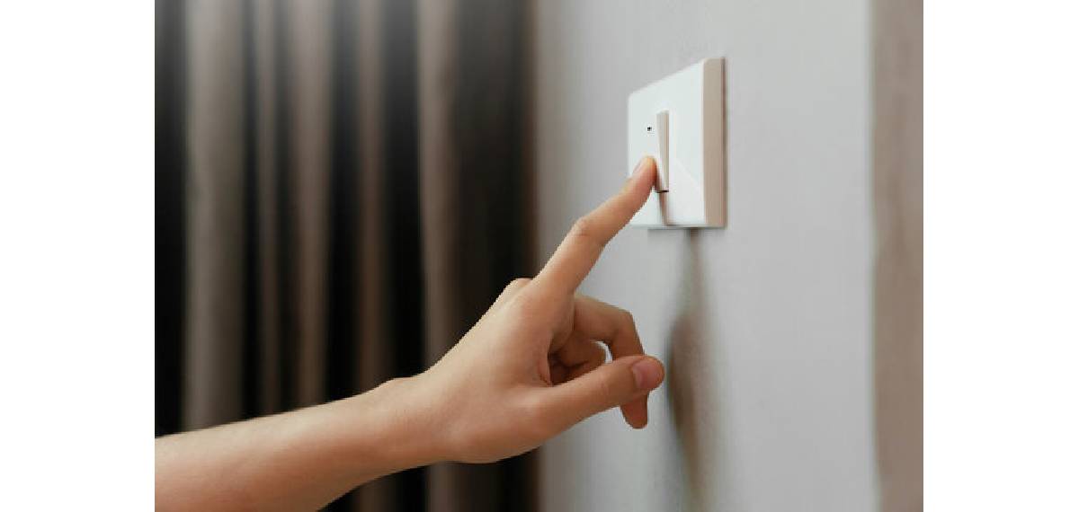 turning a switch on and off increase the electric charge