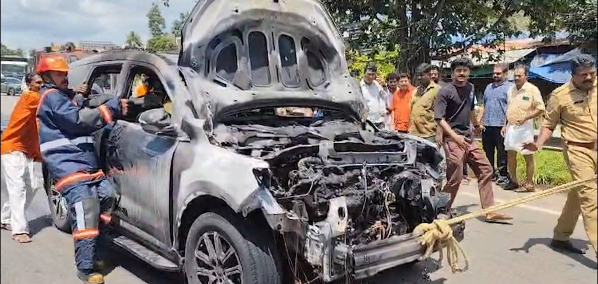 തൃശൂരിൽ നാല് വാഹനങ്ങള്‍ കൂട്ടിയിടിച്ച് അപകടം; പിന്നാലെ കാറിന് തീപിടിച്ചു, ആര്‍ക്കും പരിക്കില്ല