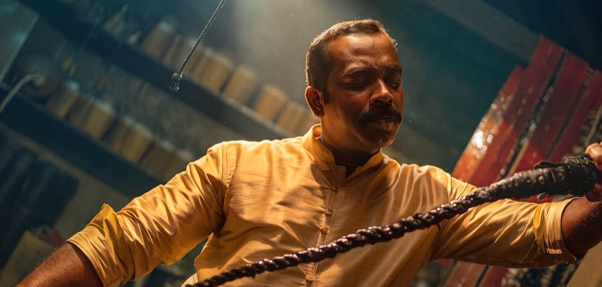 'കുട്ടനാള് പൊളിയാണല്ലോ' സജിനും നിഖിലയും ഒന്നിക്കുന്ന 'ധൂമകേതു'വിലെ സ്നീക്ക് പീക്ക് പുറത്ത്