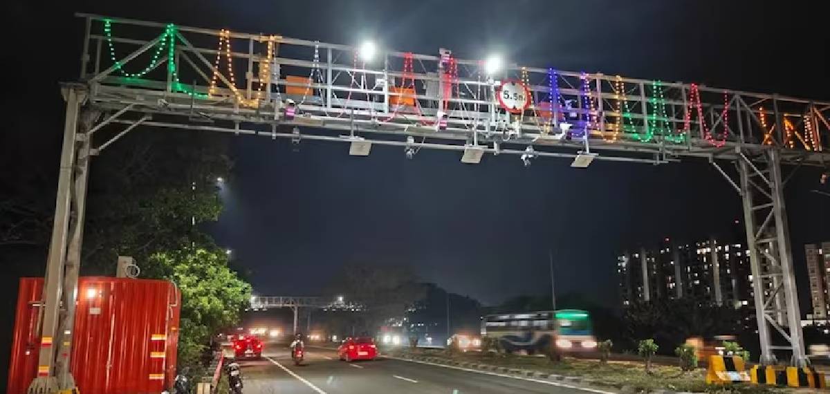 തമിഴ്നാട്ടില് ആദ്യ 'ബാരിയര് ഫ്രീ' ടോള് പ്ലാസ യാഥാര്ത്ഥ്യമായി; ഇനി വാഹനങ്ങള് തടയാതെ ടോള് ഈടാക്കാം