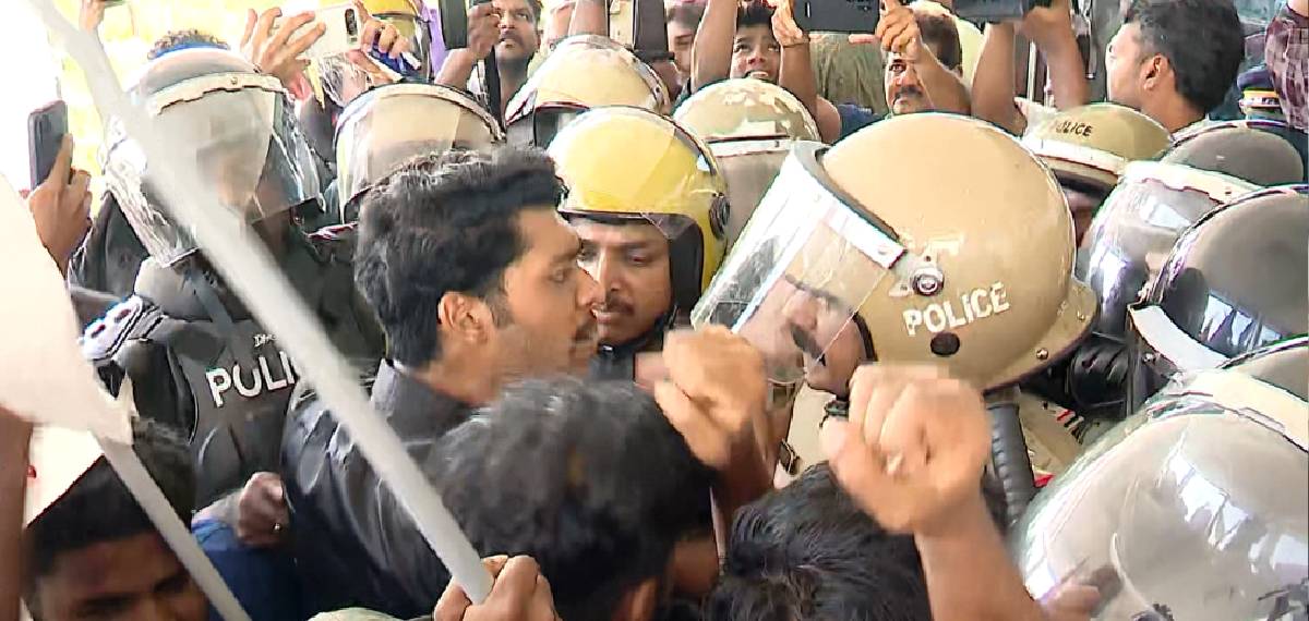 RSS സൈദ്ധാന്തികന്‍ സെമിനാറിനെത്തി; കാസര്‍കോട് കേന്ദ്ര സര്‍വകലാശാലയില്‍ വിദ്യാര്‍ത്ഥി പ്രതിഷേധം