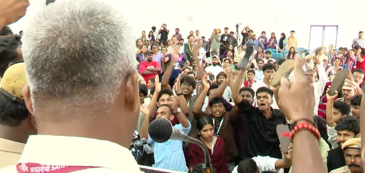 'RSS GO BACK'; കാസർകോട് കേന്ദ്ര സർവകലാശാലയിൽ വന്ദേമാതരം സെമിനാറിനിടെ പ്രതിഷേധം; കൂക്കി വിളിച്ച് വിദ്യാർത്ഥികൾ