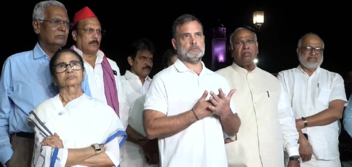 ഗ്യാനേഷ് കുമാറിന്റെ രാജി ആവശ്യപ്പെട്ട് പ്രതിപക്ഷം; രാഷ്ട്രപതിയെ കണ്ട് എംപിമാർ