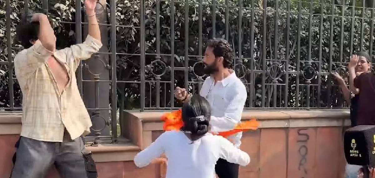 'ഡൽഹിയിൽ പ്രതിഷേധിച്ചവരെ BJP-RSS പ്രവർത്തകർ ക്രൂരമായി ആക്രമിച്ചു'; ആരോപണവുമായി കോൺഗ്രസ്; വീഡിയോ പുറത്തുവിട്ടു