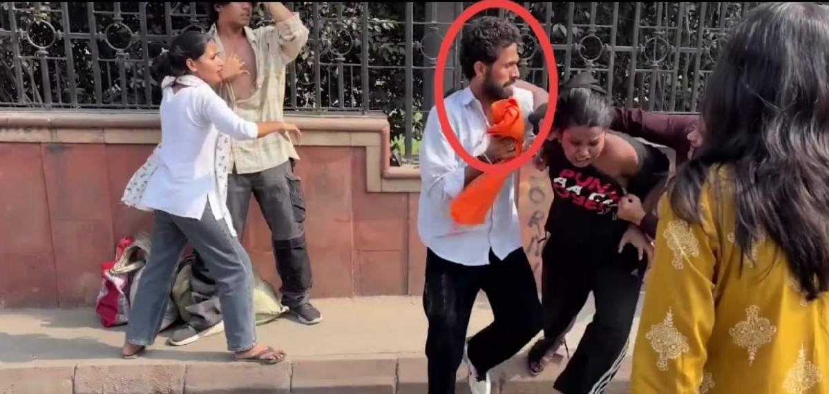 പ്രതിഷേധത്തിനിടെ യുവതിയെ ആക്രമിച്ച സംഭവം; നാല് ഹിന്ദു രക്ഷാദള് പ്രവര്ത്തകരെ ഡല്ഹി പൊലീസ് അറസ്റ്റ് ചെയ്തു
