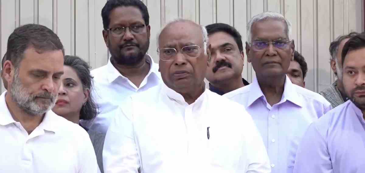 ഗ്യാനേഷ് കുമാറിനെതിരായ സമരം ഒറ്റക്കെട്ടായി മുന്നോട്ട് പോകും; രാഹുൽ ഗാന്ധിയുടെ വസതിയിൽ ഒത്തുചേർന്ന് പ്രതിപക്ഷം