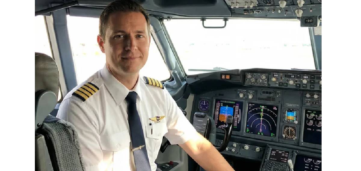 pilots wear only white shirts