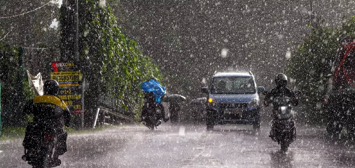 സംസ്ഥാനത്ത് മഴ മുന്നറിയിപ്പിൽ മാറ്റം, മൂന്ന് ജില്ലകളിൽ കൂടി ഇന്ന് ഓറഞ്ച് അലേർട്ട്; അതിശക്തമായ മഴ തുടരും