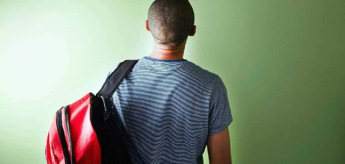 carrying a bag on the same shoulder