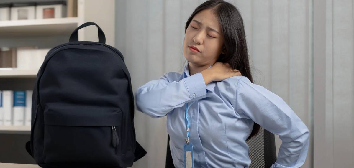 carrying a bag on the same shoulder