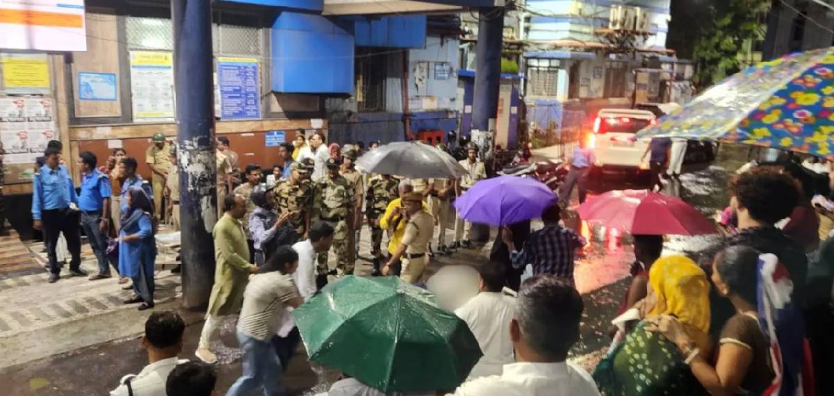 കൊല്ക്കത്തയില് ദുര്ഗാ പൂജക്കിടെ ഉണ്ടായ അപകടം; മരണ സംഖ്യ 19 ആയി, 25 പേര്ക്ക് പരിക്ക്