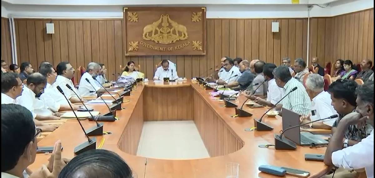 സംസ്ഥാനത്ത് ലേബര് കോഡ് നടപ്പിലാക്കാന് യുഡിഎഫ് സര്ക്കാര്; പരിശോധനയ്ക്കായി പ്രത്യേക സമിതി രൂപീകരിക്കും