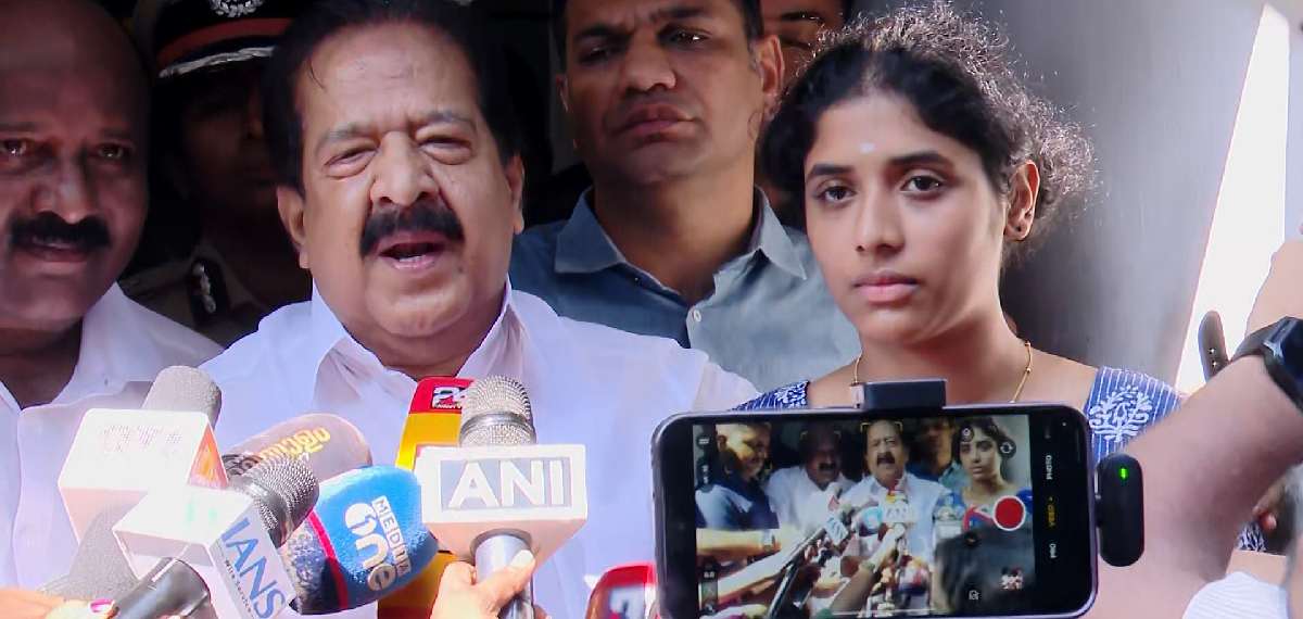 ചേരാനല്ലൂർ അപകടം: 'ഭദ്ര കീർത്തി മകളെ പോലെ, നീതി ഉറപ്പാക്കും'; ജയബാലകൃഷ്ണന്റെ വീട്ടിലെത്തി രമേശ് ചെന്നിത്തല