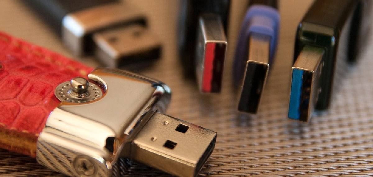 different colors on USB ports