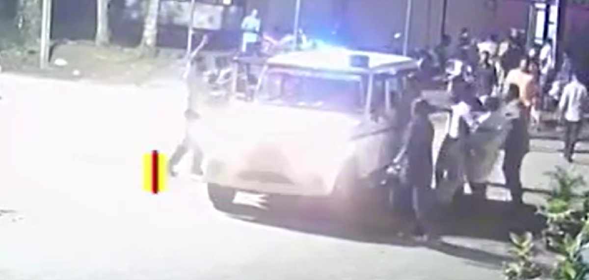 യൂത്ത് കോൺഗ്രസ് പ്രവർത്തകർ പൊലീസ് വാഹനം ആക്രമിക്കുന്നു
