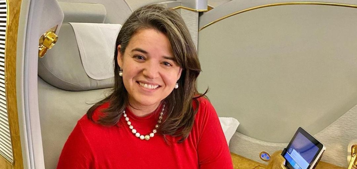 ഒരിക്കൽ വിമാനയാത്രയെ ഭയപ്പെട്ടു, ഇപ്പോൾ വർഷം 140ലധികം യാത്രകൾ; അത്ഭുതമായി പ്രവാസി വനിത