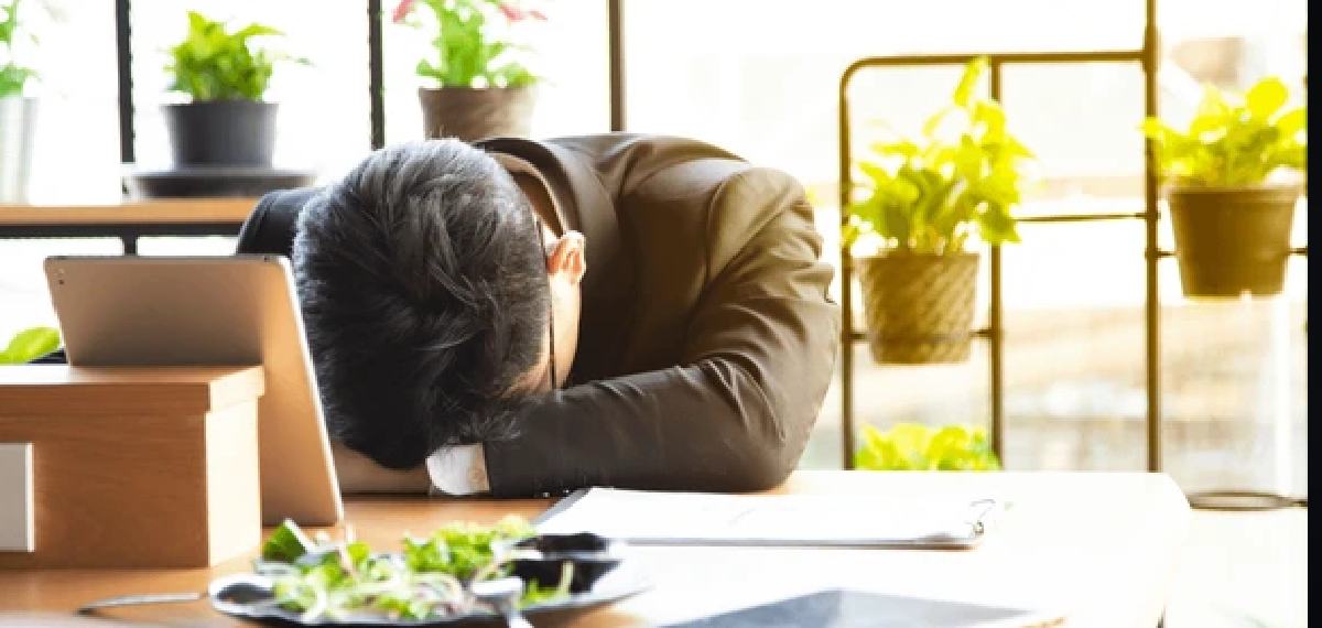 ഉച്ചഭക്ഷണത്തിന് ശേഷം കണ്ണുതുറന്നിരിക്കാൻ കഴിയുന്നില്ലേ? അത് മടിയല്ല!