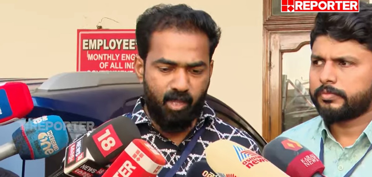'ഹൈക്കമാൻഡ് കൈവിട്ടിട്ടും രാഹുലിനെ ഷാഫിയും സതീശനും സംരക്ഷിക്കുന്നു, ഇവരെ തുറന്നുകാട്ടും': വി കെ സനോജ്