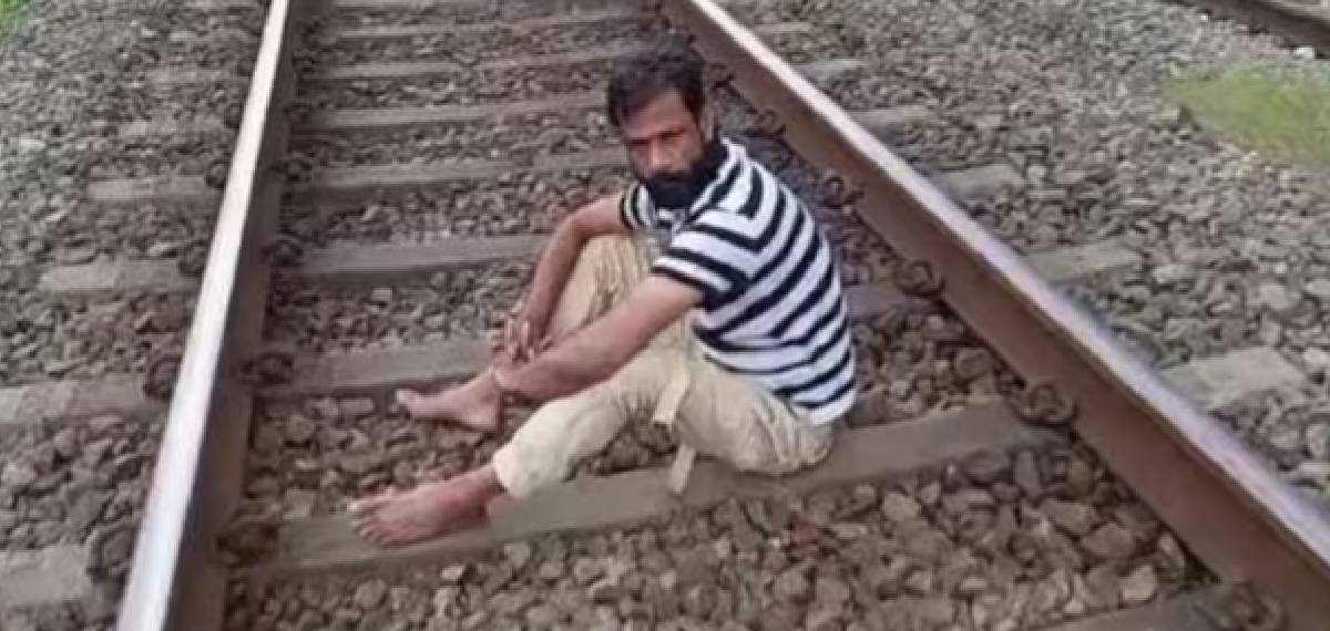 കണ്ണൂരില്‍ റെയിൽവേ ട്രാക്കിൽ കിടന്ന് യുവാവിന്‍റെ പരാക്രമം, വൈകിയത് മൂന്ന് ട്രെയിൻ; പിന്നാലെ കേസ്