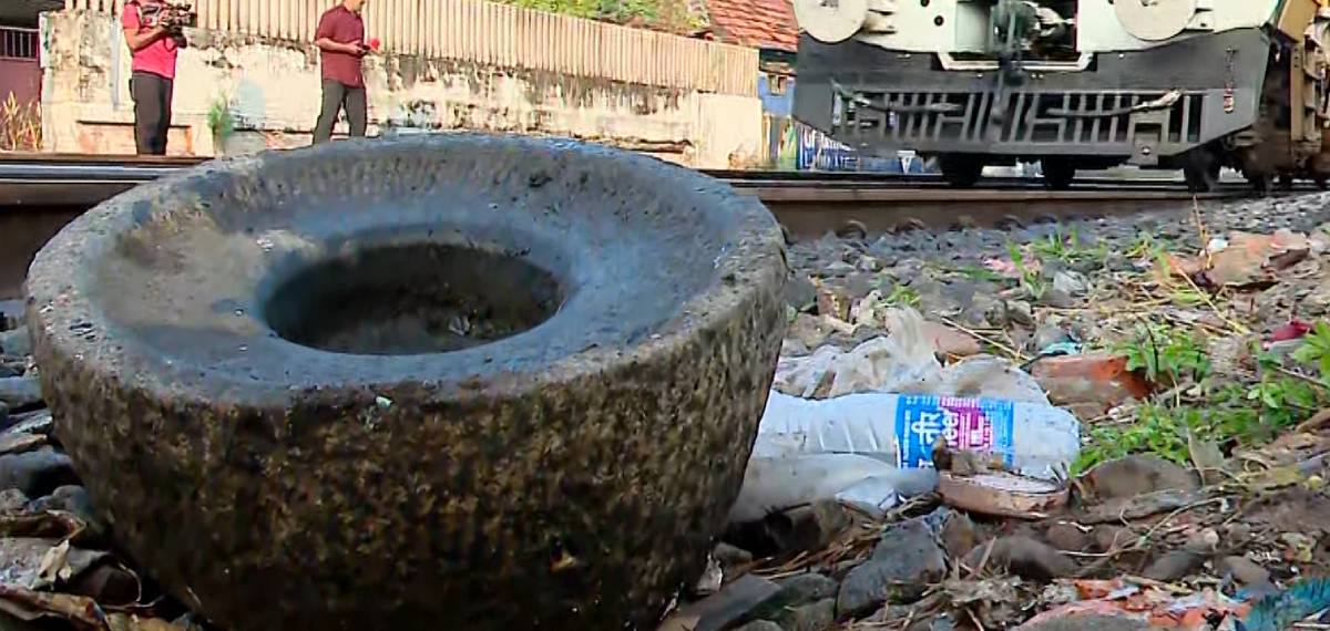 കൊച്ചിയില്‍ റെയില്‍വേ ട്രാക്കില്‍ ആട്ടുകല്ല്;  അട്ടിമറി സാധ്യത പരിശോധിക്കുന്നു