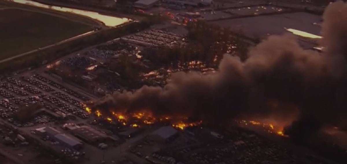 അമേരിക്കയിൽ വ്യവസായ മേഖലയിൽ കാർഗോ വിമാനം തകർന്നു വീണു; മൂന്ന് മരണം, നിരവധി പേർക്ക് പരിക്ക്