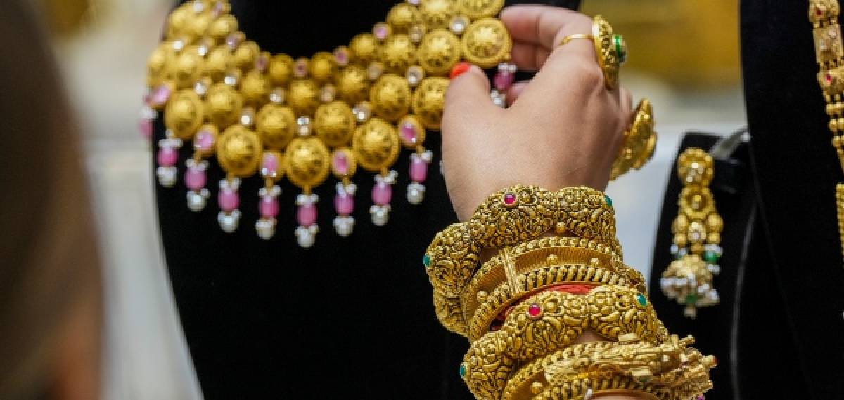 സ്വർണ വിലയില് ഇന്ന് നേരിയ ഇടിവ്; കൂടുതല് കുറഞ്ഞേനെ; പക്ഷെ തിരിച്ചടിയായി രൂപയുടെ മൂല്യം