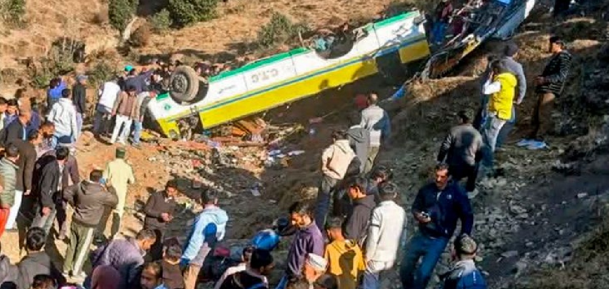 ഹിമാചൽപ്രദേശിൽ നിയന്ത്രണം വിട്ട ബസ് കൊക്കയിലേക്ക് മറിഞ്ഞ് ഒൻപത് പേർക്ക് ദാരുണാന്ത്യം; നാൽപതോളം പേർക്ക് പരിക്ക്