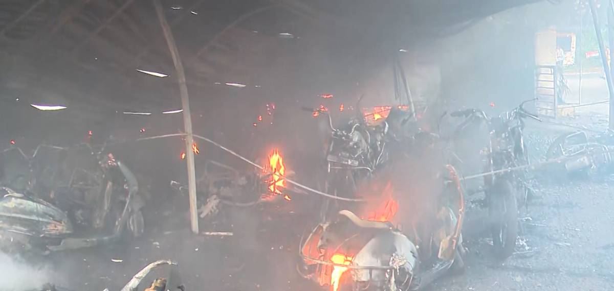 തൃശൂർ റെയിൽവെ സ്റ്റേഷൻ പാർക്കിങിലെ തീപിടിത്തം: തീപ്പൊരി വീണത് വൈദ്യുതി ലൈനിൽ നിന്നെന്ന് പൊലീസ്, തള്ളി റെയിൽവെ