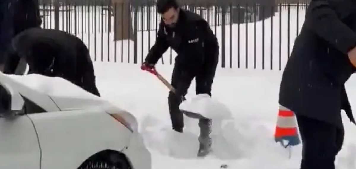 യുഎസിൽ ഹിമക്കാറ്റ് ; മഞ്ഞുനീക്കാൻ ഷവലുമായി തെരുവിലിറങ്ങി മംദാനി, വീഡിയോ