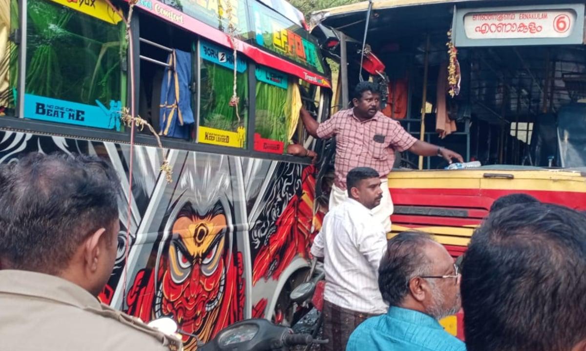 ശബരിമല തീർത്ഥാടകർ സഞ്ചരിച്ച ബസും കെഎസ്ആർടിസി ബസും കൂട്ടിയിടിച്ച് അപകടം; ആറ് പേർക്ക് പരിക്ക്