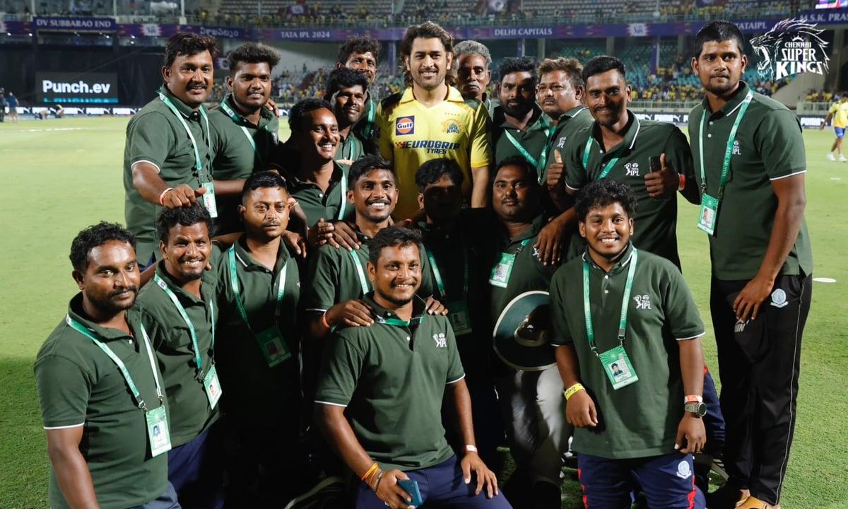 ഗ്രൗണ്ടിലെ ഓർമ്മകൾ; വിശാഖപട്ടണം ഗ്രൗണ്ട് സ്റ്റാഫിനൊപ്പം ധോണി