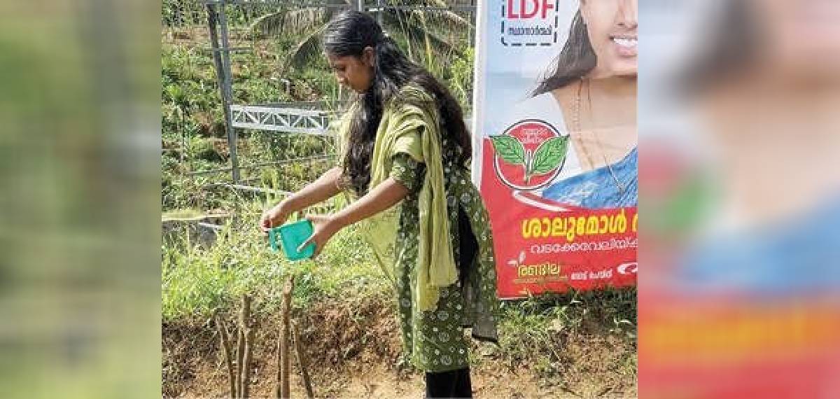 'ജയിച്ചാലും തോറ്റാലും സ്ഥാനാർത്ഥിത്വം ഉപകാരപ്രദമാകണം'; പ്രചാരണ ബോർഡുകൾക്കൊപ്പം പൂമരങ്ങൾ നട്ട് ശാലുമോൾ
