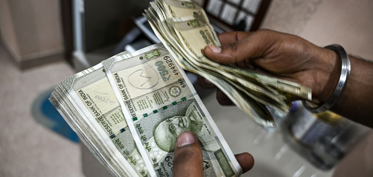 വീണ്ടും ഇട‍ിഞ്ഞ് ഇന്ത്യൻ രൂപ, കുത്തനെ ഉയർന്ന് ​ഗൾഫ് കറൻസികൾ; പ്രവാസികൾക്ക് ആശ്വാസം