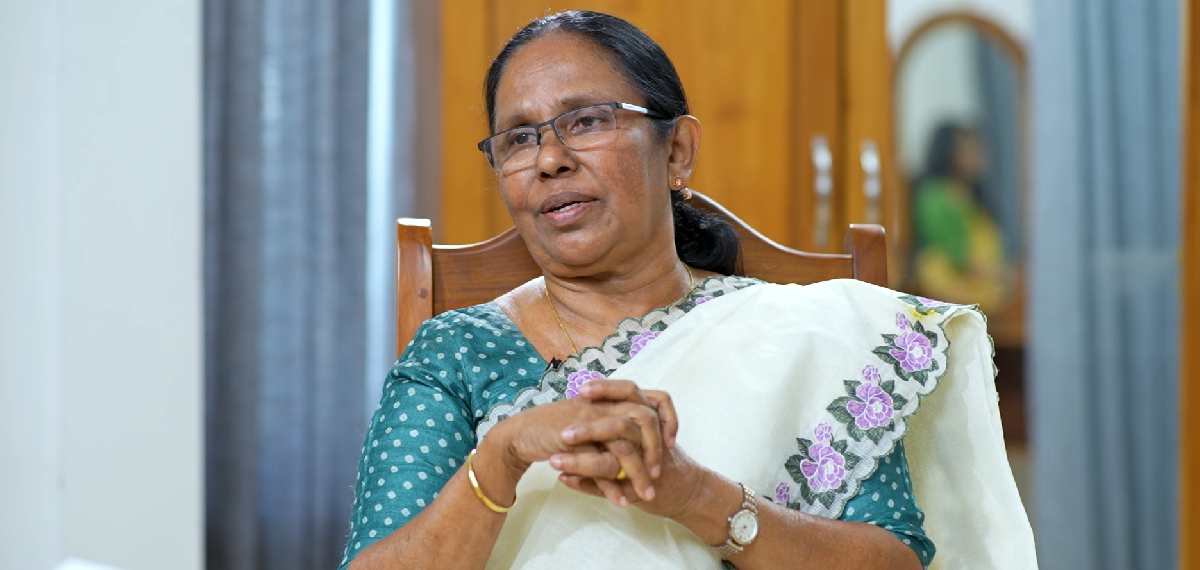 'വർഗീയവാദികളെയും സാമുദായിക സംഘടനകളെയും ഒരേ പോലെ കാണരുത്'; കെ കെ ശൈലജ