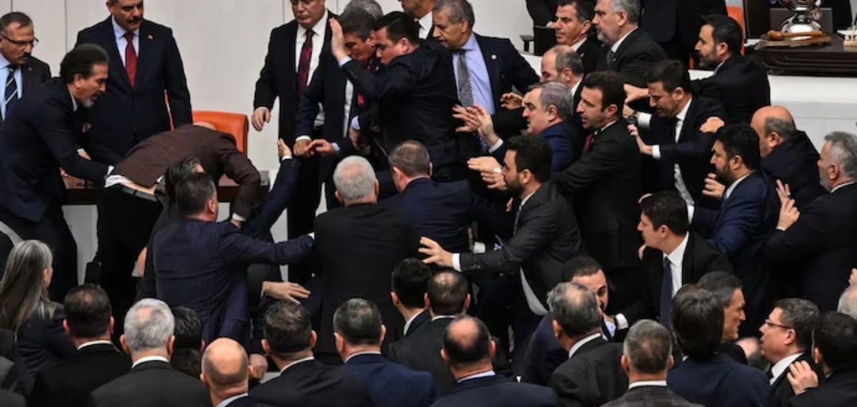 ചാടിയും പറന്നും ഇടി; അടിയോടടി; ടർകിഷ് പാർലമെന്റിൽ ഭരണ-പ്രതിപക്ഷ നേതാക്കൾ ഏറ്റുമുട്ടി