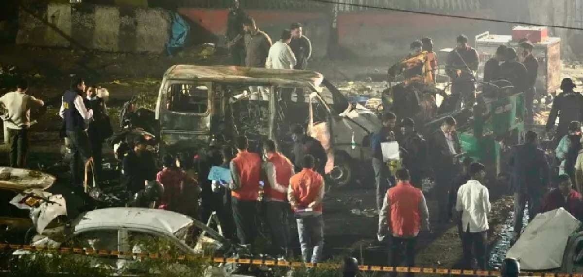 ചെങ്കോട്ട സ്ഫോടനത്തിൽ മരണം 13; മുഖ്യസൂത്രധാരൻ ഉമർ മുഹമ്മദെന്ന് പൊലീസ്; അമ്മയും സഹോദരങ്ങളും അടക്കം കസ്റ്റഡിയിൽ