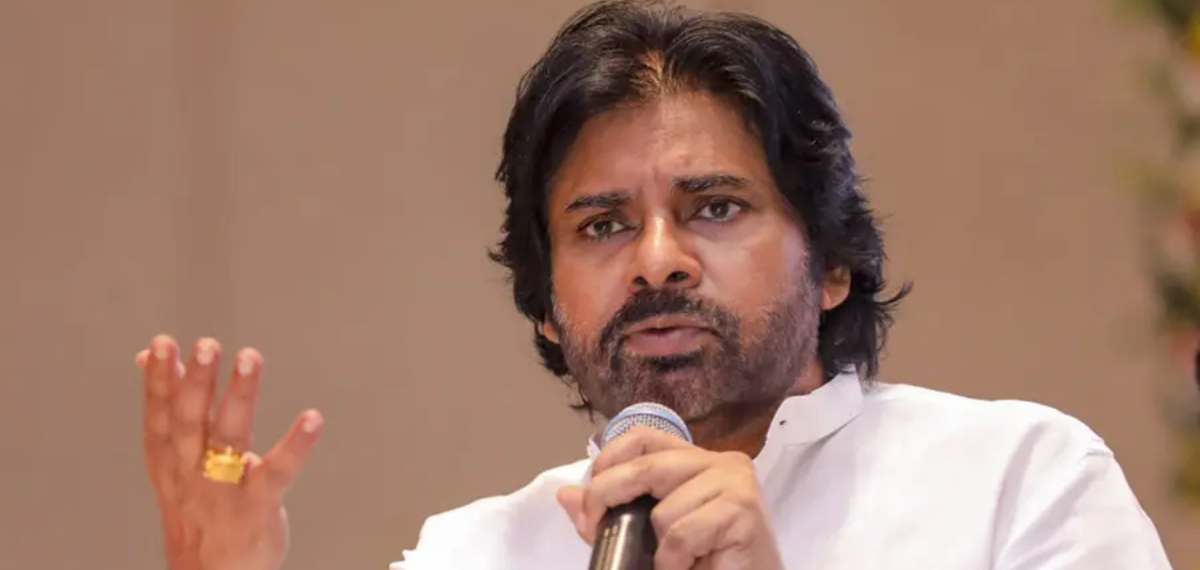 'ഭരണഘടനയും ഭഗവദ്ഗീതയും ഒന്ന്,' വിവാദമായി പവൻ കല്യാണിന്റെ പരാമർശം