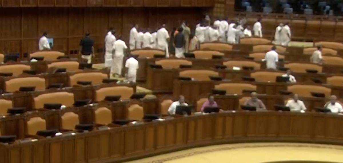 ശബരിമല സ്വർണക്കൊള്ള; ദേവസ്വം മന്ത്രി രാജിവെക്കണം, നിയമസഭയിൽ പ്രതിഷേധവുമായി പ്രതിപക്ഷം, എംഎൽഎമാർ സത്യാഗ്രഹത്തിൽ