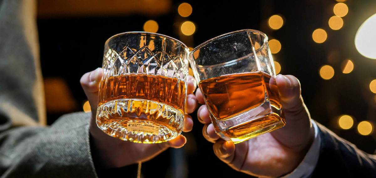 മദ്യപിക്കാന്‍ ചില്ല് ഗ്ലാസ് ഉപയോഗിക്കുന്നതിന് പിന്നിലുള്ള കാരണം അറിയാമോ?