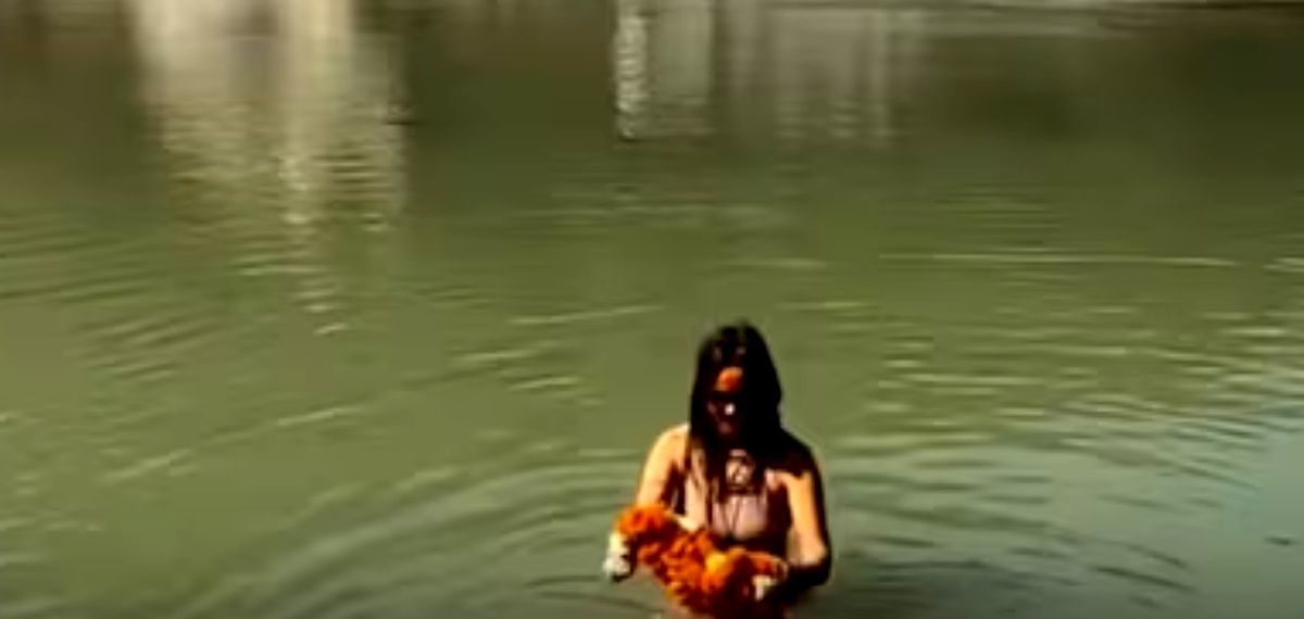 ബിക്കിനി ധരിച്ച് വിദേശ വനിത ഗംഗയിൽ സ്‌നാനം ചെയ്തു! വിമർശിച്ചും അനുകൂലിച്ചും വാദം, വീഡിയോ വൈറൽ