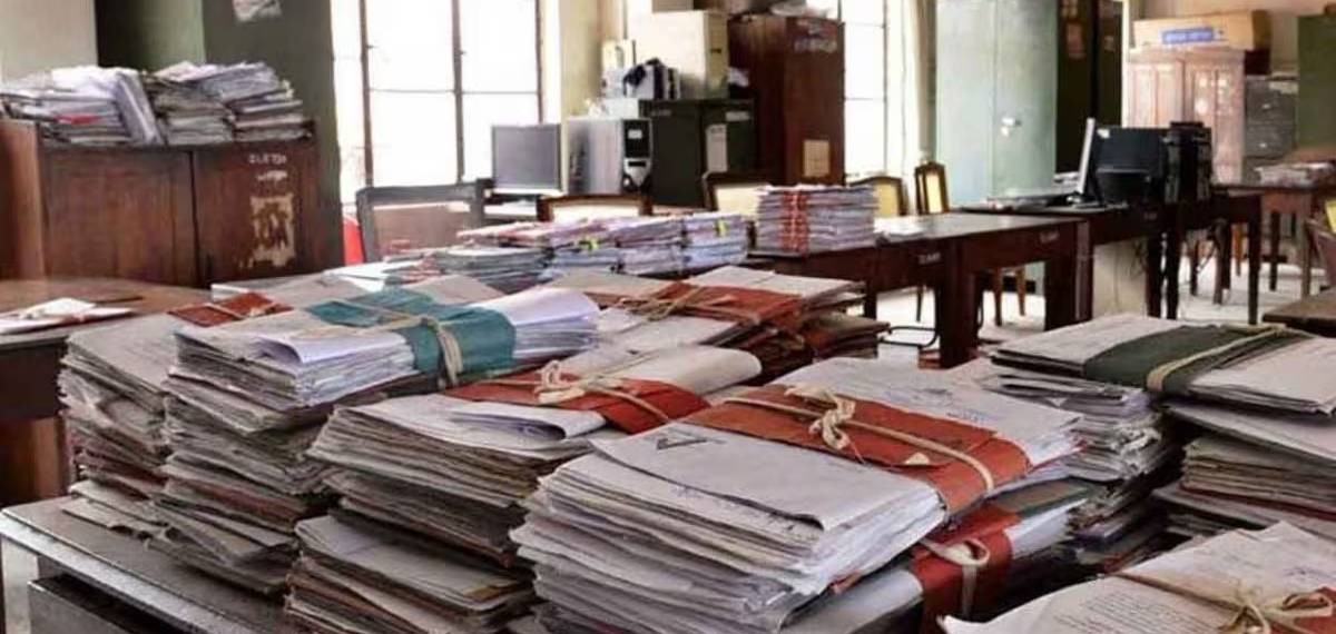 സംസ്ഥാനത്ത് സര്‍ക്കാര്‍ ഓഫീസുകളുടെ പ്രവൃത്തിദിനങ്ങള്‍ കുറയ്ക്കാന്‍ ആലോചന, പകരം സമയം കൂട്ടും