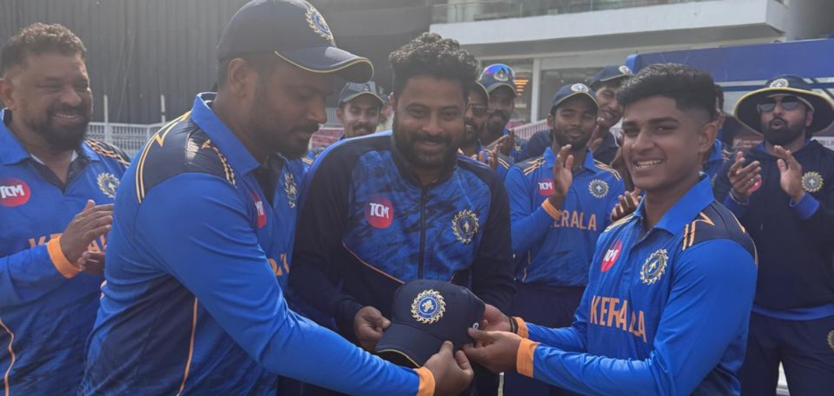 കേരള സീനിയര്‍ ടീമില്‍ വിഘ്‌നേഷ് പുത്തൂരിന് അരങ്ങേറ്റം; ടീം ക്യാപ്പ് സമ്മാനിച്ച് ക്യാപ്റ്റന്‍ സഞ്ജു