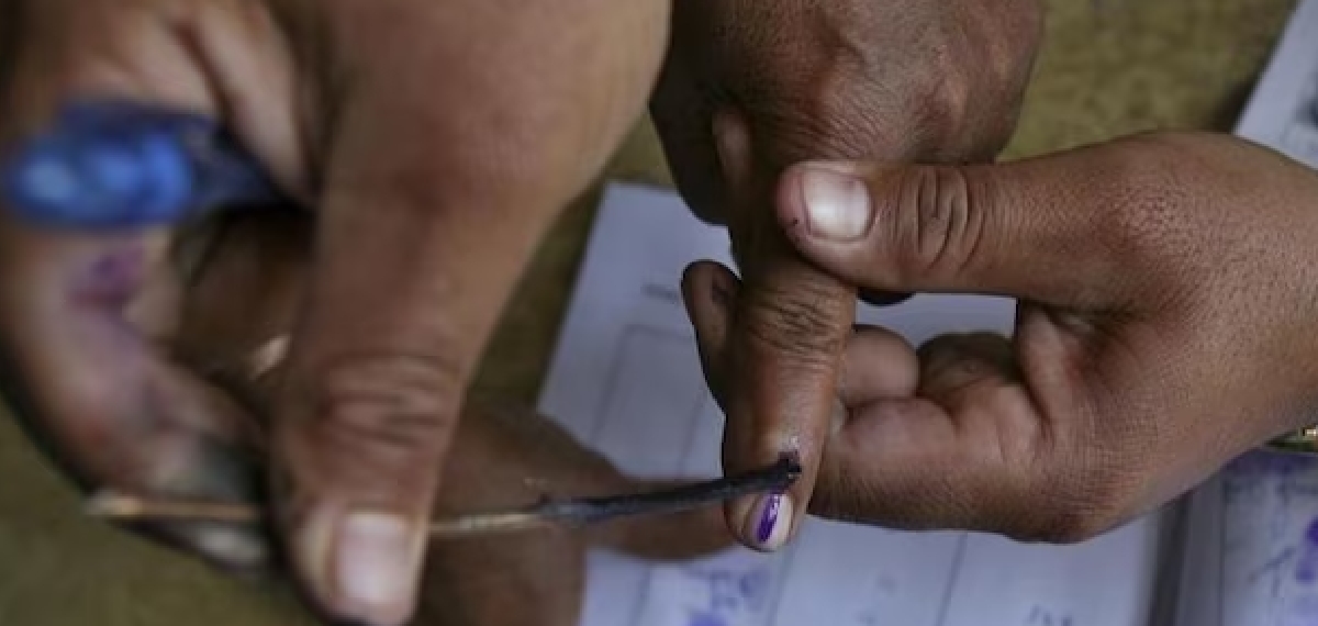 വോട്ടർ സ്ലിപ്പിലും ഐഡി കാർഡിലും ഒരേ ഫോട്ടോ; പക്ഷേ ഒപ്പിൽ വ്യത്യാസം; തന്റെ വോട്ട് മറ്റൊരാൾ ചെയ്തെന്ന് യുവാവ്