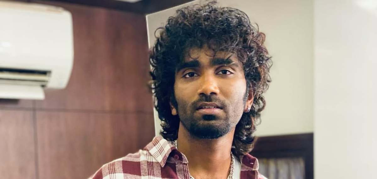 കേരളത്തിലെത്തിയാൽ ബീഫ് കഴിക്കുമെന്ന് പ്രദീപ് രംഗനാഥൻ, നടനെ 'കോളനി'യെന്ന് ആക്ഷേപിച്ച് ഹിന്ദുത്വ ഗ്രൂപ്പ്