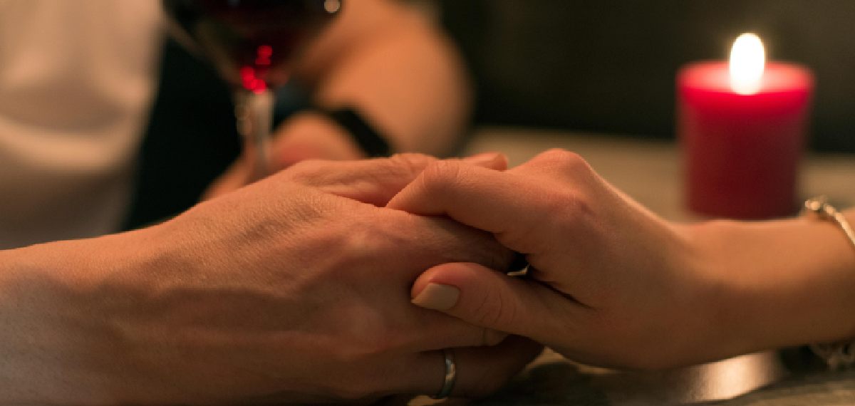 യുപിയിൽ ജാതി ചോദിച്ച് സംഘം എത്തി; പരിഭ്രാന്തിയിലായ യുവാവും യുവതിയും രണ്ടാം നിലയിൽ നിന്ന് താഴേയ്ക്ക്  ചാടി