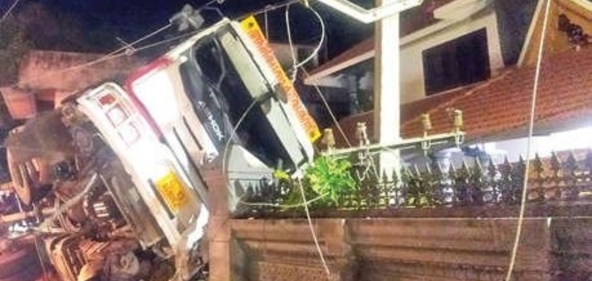 വാഹനമോടിക്കുന്നതിനിടെ ഡ്രൈവർക്ക് അപസ്മാരം; തടി കയറ്റിവന്ന ലോറി അപകടത്തിൽപ്പെട്ടു