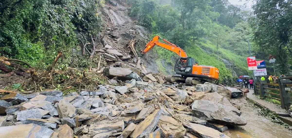വീണ്ടും മണ്ണ് ഇടിയുന്നു; താമരശ്ശേരി ചുരം വഴിയുള്ള ഗതാഗതം നിരോധിച്ചു