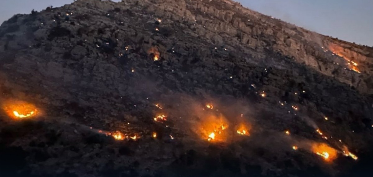 ഒമാനിലെ ദാഖിലിയ ഗവര്‍ണറേറ്റിലെ അല്‍ ഹംറ റാസ് അല്‍ ഹര്‍ഖ് പ്രദേശത്ത് കാട്ടുതീ